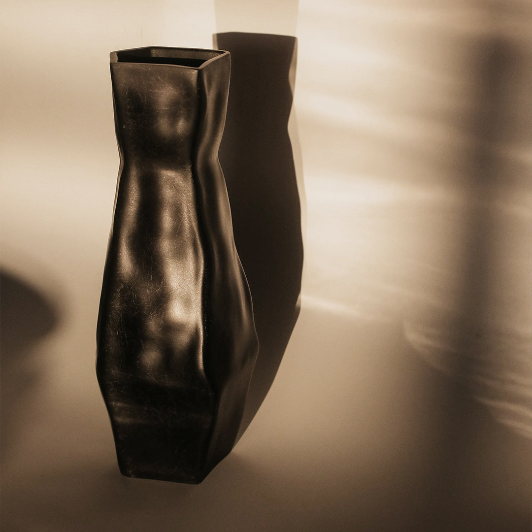 New Piece_Kae_Soft-crush Vase_Vase_Black_Decorative Objects_1