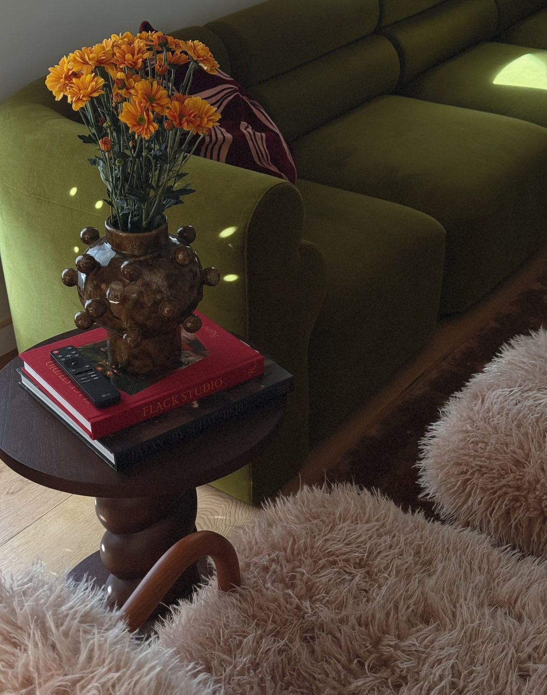 Green sofa and flowers at Casa del Canto by Lauren Vaessen